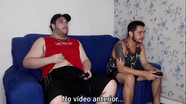 Apostando o Cu No Video Game e o Puto Saiu Daqui Vazando Leite - Parte 3 - Tava em casa cheio de tes&atilde;o e meu amigo meu aqui jogar, mas meu pau n&atilde;o abaixava 