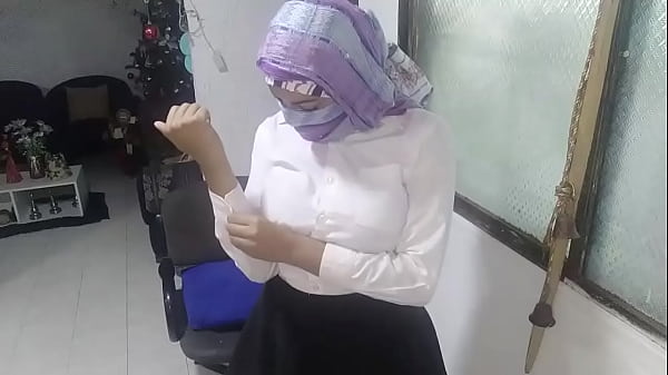 Husband praying in the mosque and me masturbating my muslim arab pussy in hijab