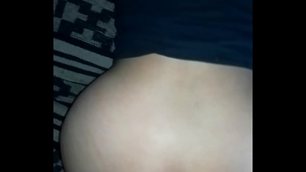 Momentos &iacute;ntimos con mi chica: acci&oacute;n de perrito en la cama  