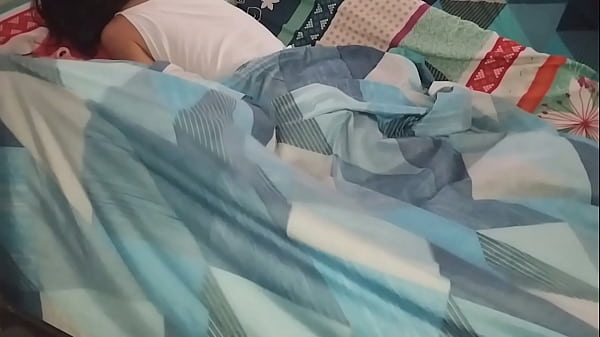 Estaba acostado y descubr&iacute; que en mi cama estaba mi hermanastra tambi&eacute;n,no pude evitar follarla antes de irme al trabajo