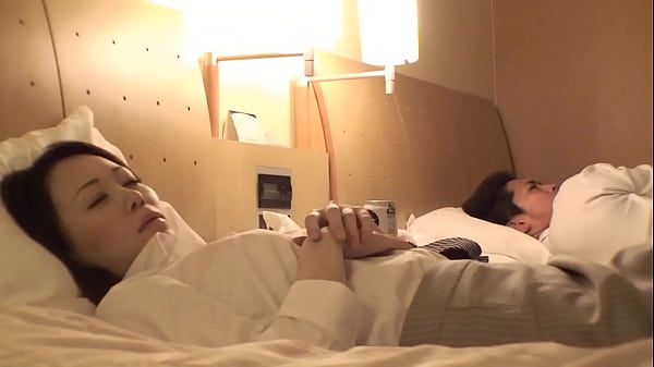 部下が貧血で倒れたらしく、見舞いに病室へ行ってみた。見てはいけないと思いつつも視線は彼女の胸元に集まり、加速する胸の高鳴り。ボタンに手が掛かるまでそう時間は要らなかった&hellip;