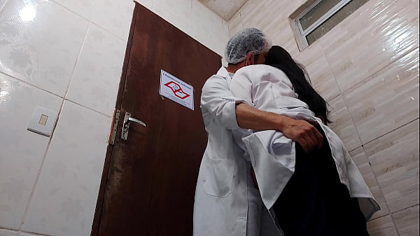 Enfermeira Tira a Camisinha Transando com Doutor Asi&aacute;tico no Banheiro do Hospital