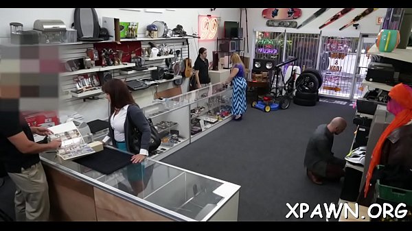 Gal is doing sex in shop