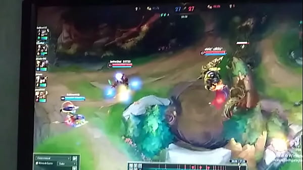 Lol brande tacando fogo nas novinha