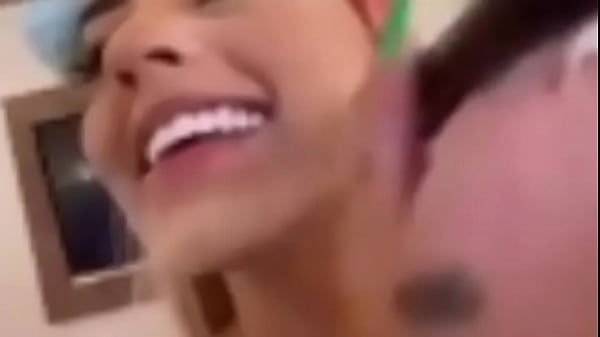 Mirella chupada por tr&aacute;s discretamente  