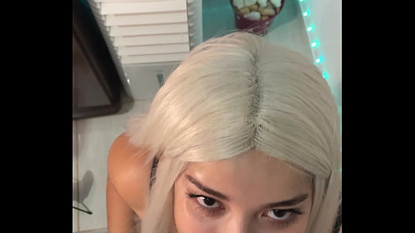 A Bruxa do Prazer: ela engole e masturba o pau grande com olhar de sedu&ccedil;&atilde;o