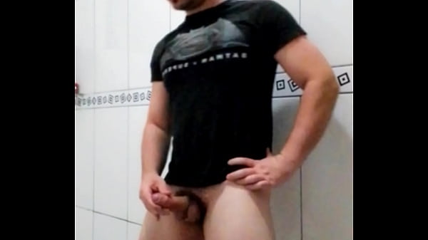Gostoso se masturbando com a camiseta do Batman 