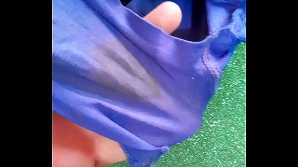 Boxer azul marino con una descarga sangrienta