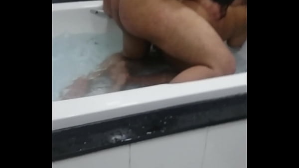 Amigo judiou na banheira do motel