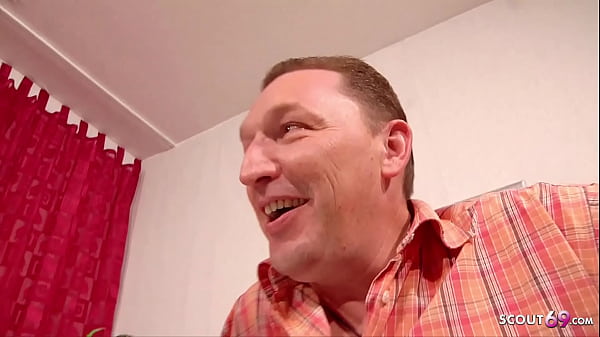 Junge deutsche Ehefrau bei ihrem ersten MMF Dreier Sex mit Ehemann und fetten Typen