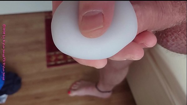 Ich teste mal ein neues Spielzeug zum Abspritzen. Einen Masturbator der gut &uuml;ber die Eichel zum Wichsen passt. 