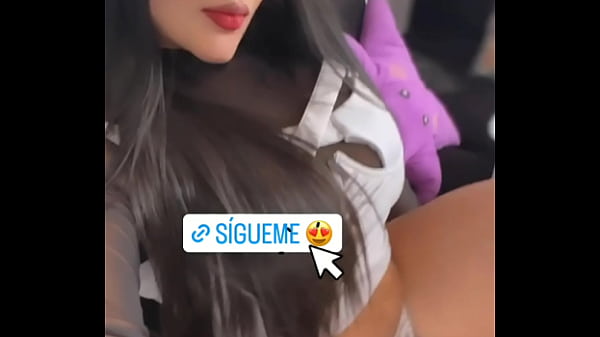 Moviendo las nalgas muy hot  