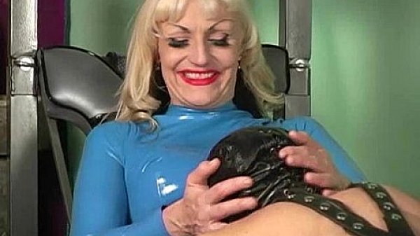 Mistress Kelly latex femdom face sitting
