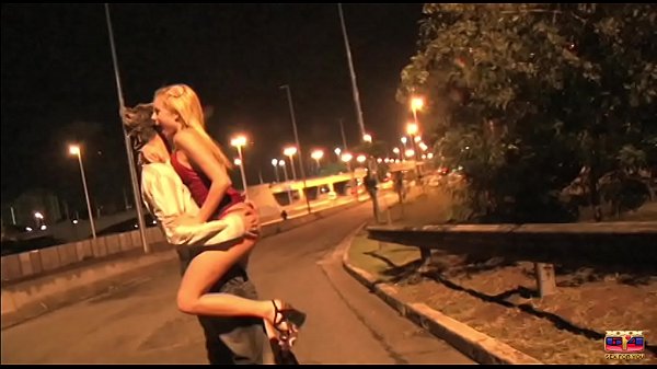 Casal transando na rua, a garota da calcinha Cristal 