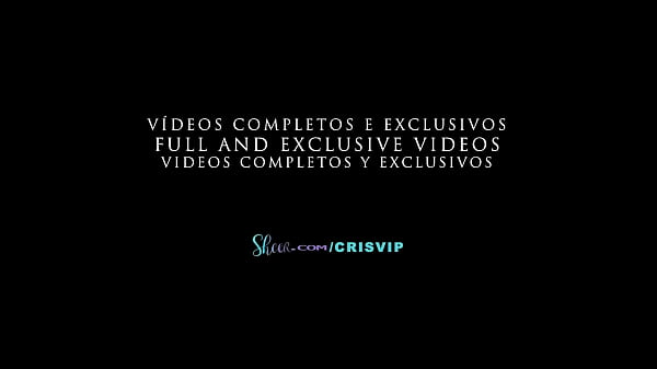 Casada Safada com o marido corno fazendo boquete para desconhecidos dentro do cinema.