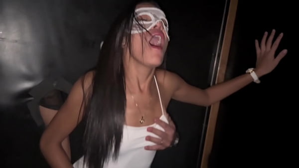 transando com casal na glory hole e depois apanhei do corninho