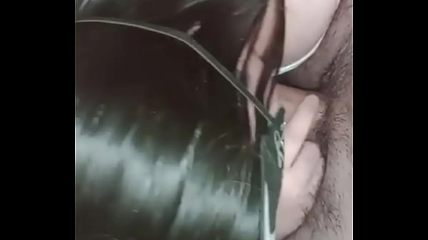 Mi vecina le gusta hacerme venir con su boca tremenda puta  