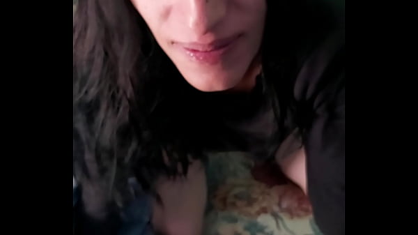 Mi esposa usando su rica lengua para que se le antoje a su amigo y se la lleve al hotel a coger  