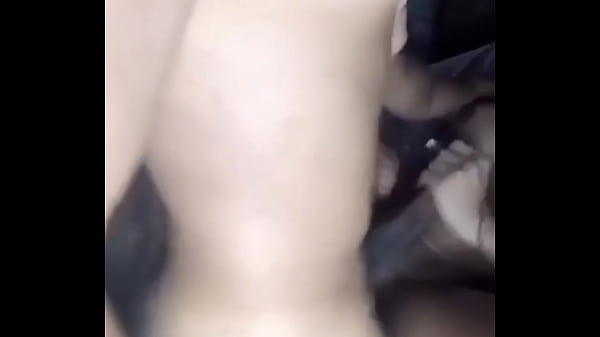 Trans gulosa recebendo piroca do molhado 