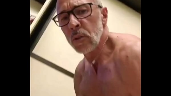 Scopata dal suo uomo si mostra con la sperma in bocca