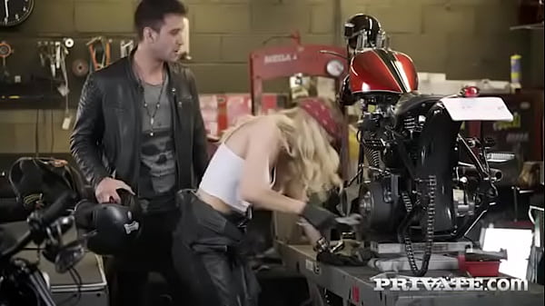 Biker chick Natalia Starr Wants Fuck & Anal