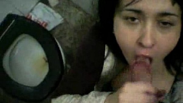 Le chupa el pingo en el ba&iuml;&iquest;&frac12;o