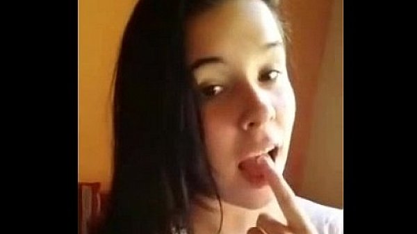 Novinha gostosa brincando na cama