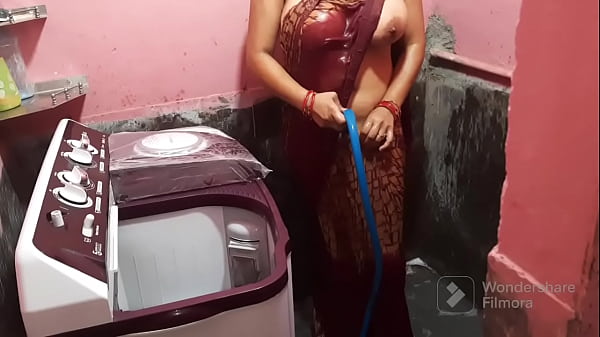 Bhabhi ke saree mein badi badi chuchi  