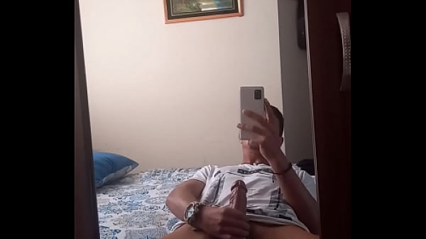 Hombre solo tocandose 