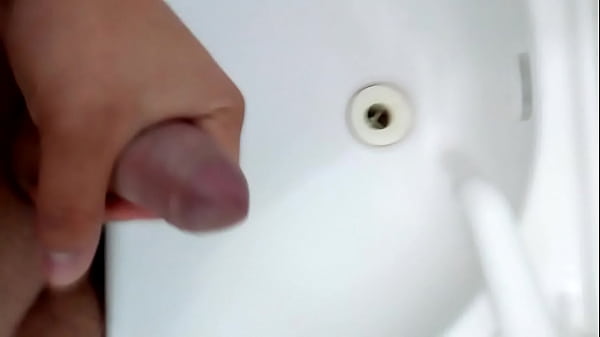 Gozando na pia do banheiro  