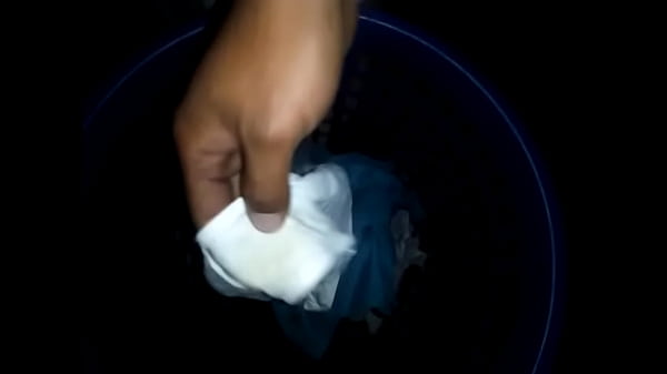 Oliendo la raja que dej&oacute; la panocha de mi tia