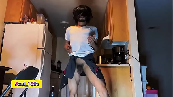 LINDO JOVENCITO CALIENTE HACIENDO TRAVESURAS POR LA NOCHE  