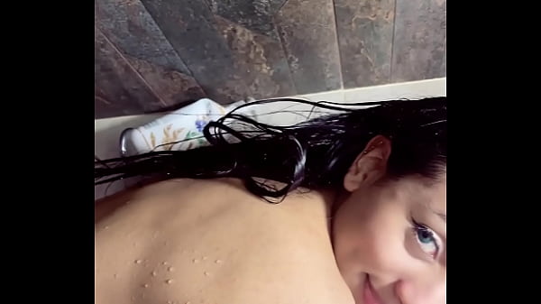 Duch&aacute;ndome con la prima de mi novia, me muestra su amo y cogemos muy rico