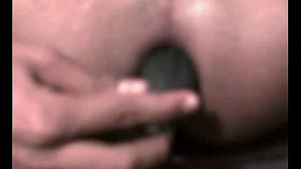 metiendo pepino en su culo el gay 