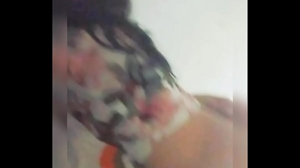 Que rico brinco en este chico mientas se ve un partido de f&uacute;tbol