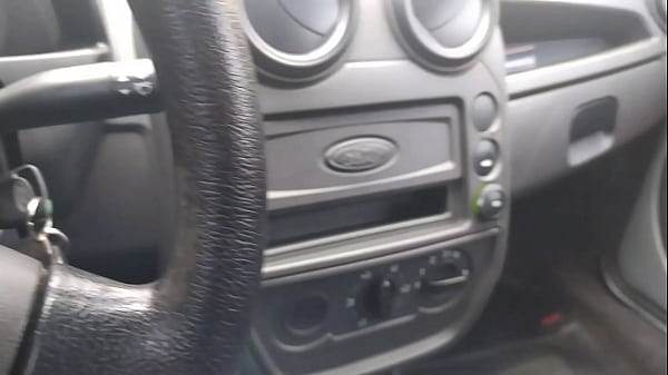 Estou fazendo UBER e a mulher do meu vizinho pagou um boquete delicioso no carro pra mim