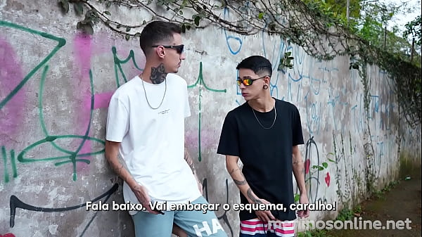 Foi trocar figurinha e pagou com o rabo - Meninos Online