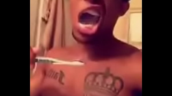 Neg&atilde;o da picona escovndo os dentes | Black man brushing teeth | monster cock