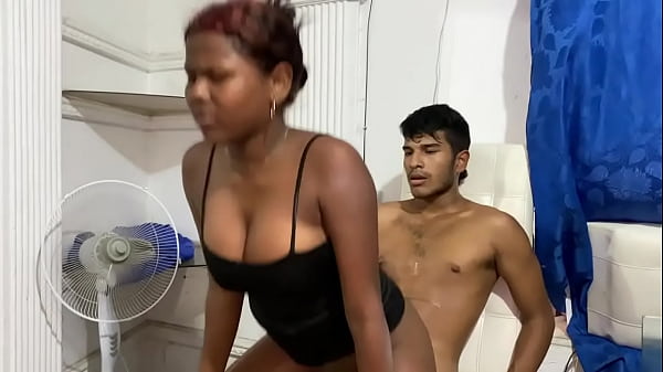 el jardinero esta tan caliente que se empieza a masturbar y yo le mamo la polla hasta tragarme su leche 