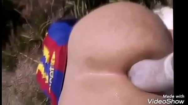 Enfiando a m&atilde;o no cu grande do amigo