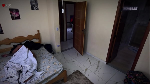 Aluguei o quarto com uma c&acirc;mera escondida n&atilde;o resisti e fodi a safada