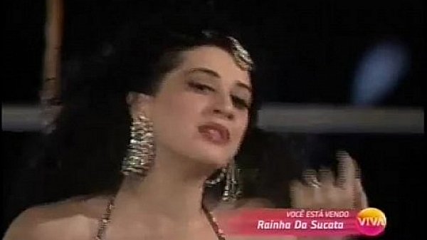 Cl&aacute;udia Raia pelada na rua