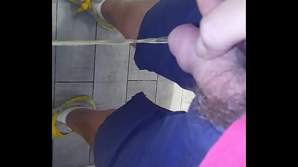 meando en el centro comercial