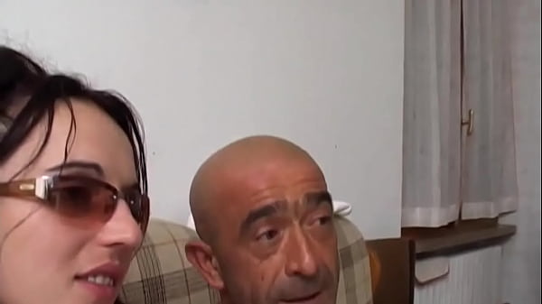 Sesso amatoriale succhia il cazzo e se lo infila nella figa 