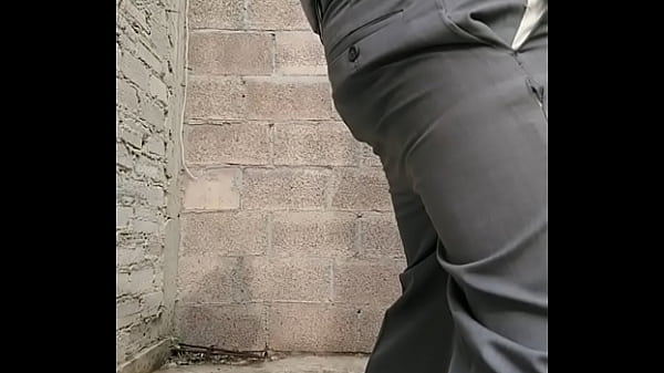 Maestro se saca la leche a falta de culo y le sale mucha  