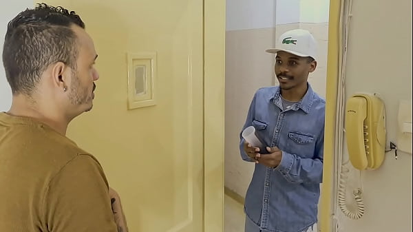 sexo bareback com neg&atilde;o de 25cm 