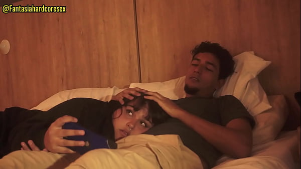 mi hermanastra estaba viendo una peli y me la folle antes de que nos descubran