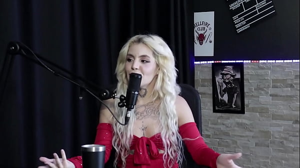 A GOSTOSA DA KYRA SEX MOSTRANDO COMO SE FAZ UM PROLAPSO ANAL, TODA SAFADA EXIBINDO SUA BUCETA, PEITOS E CU COM A BIA HOT (WATCH ON: SHEER/RED)