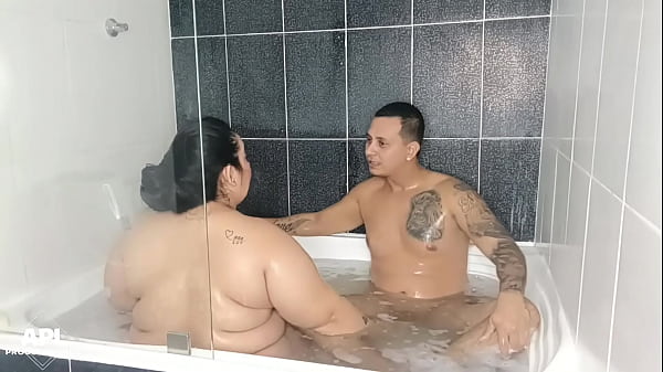 Rico ba&ntilde;o me di con esta puta de mi madrastra mientras mi padrastro estaba por fuera de casa - Parte 1