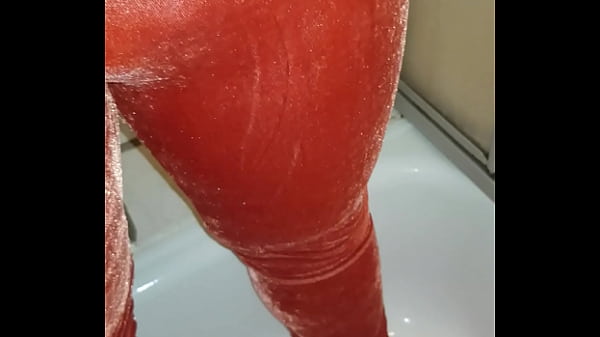 Rote Samthose und pinke Socken vollpinkeln